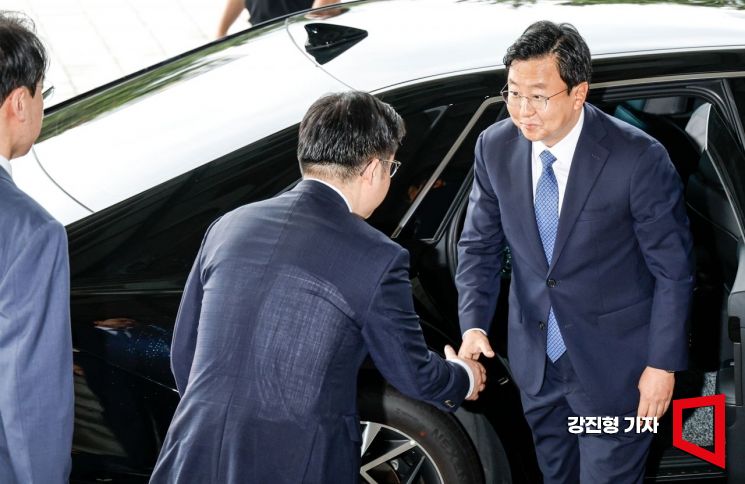 [포토] 정진우 신임 서울중앙지검장 첫 출근