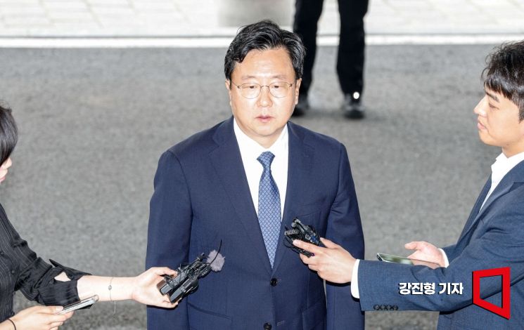 정진우 신임 서울중앙지검장이 4일 서울 서초구 서울중앙지검에 출근하며 취재진 질문에 답하고 있다. 2025.7.4. 강진형 기자