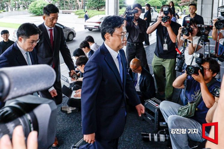 [포토] 중앙지검으로 들어서는 정진우 신임 서울중앙지검장