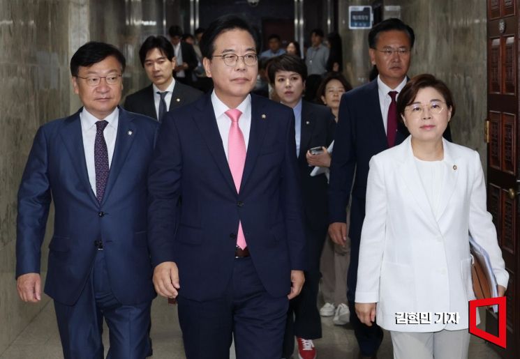 [포토] 원내대책회의 향하는 국민의힘 지도부