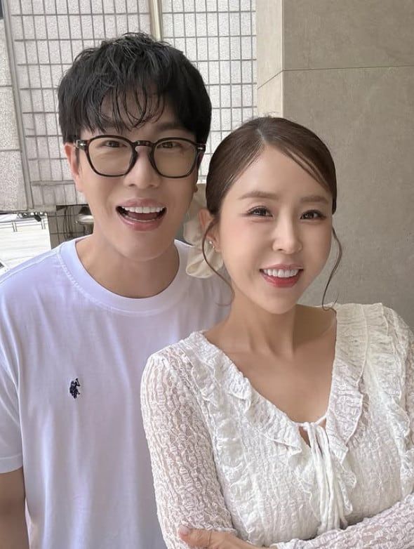 가수 신지와 결혼을 발표한 문원이 함께 사진을 찍고 있다. 신지 인스타그램 화면 캡처