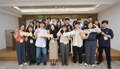 KB라이프 자원봉사 교사들이 서울 관악구 신림중학교 학생 대상 금융교육을 마치고 기념사진을 촬영하고 있다. KB라이프