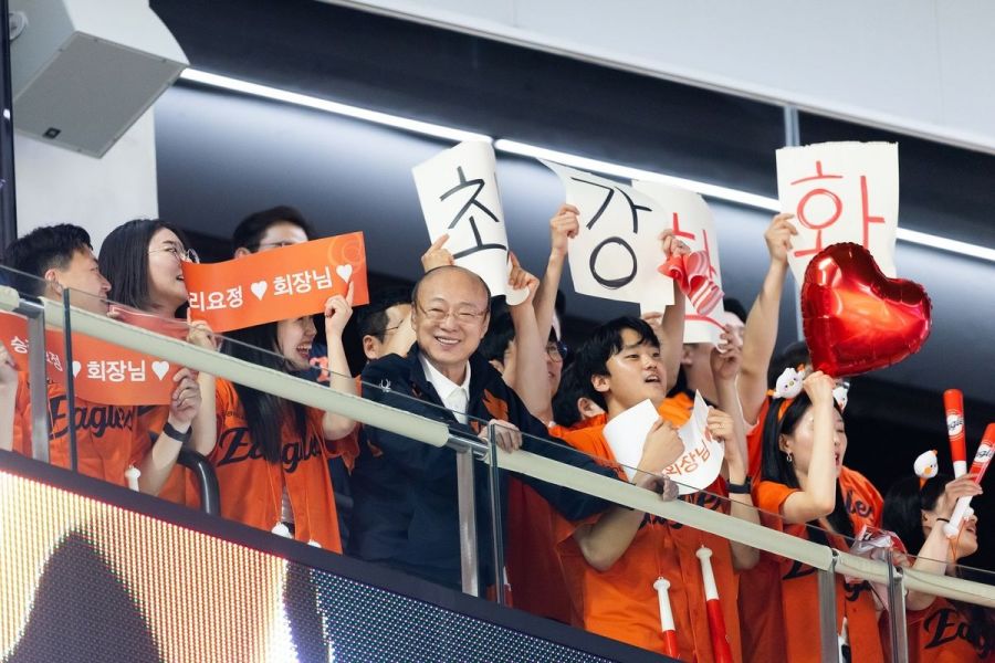 한화 이글스 경기 참관한 김승연 회장: 한화그룹은 김승연 회장이 지난달 현장 행보 중 임직원들과 한 약속을 지키기 위해 지난 3일 한화이글스 야구 경기를 참관했다고 4일 밝혔다. /한화그룹 제공