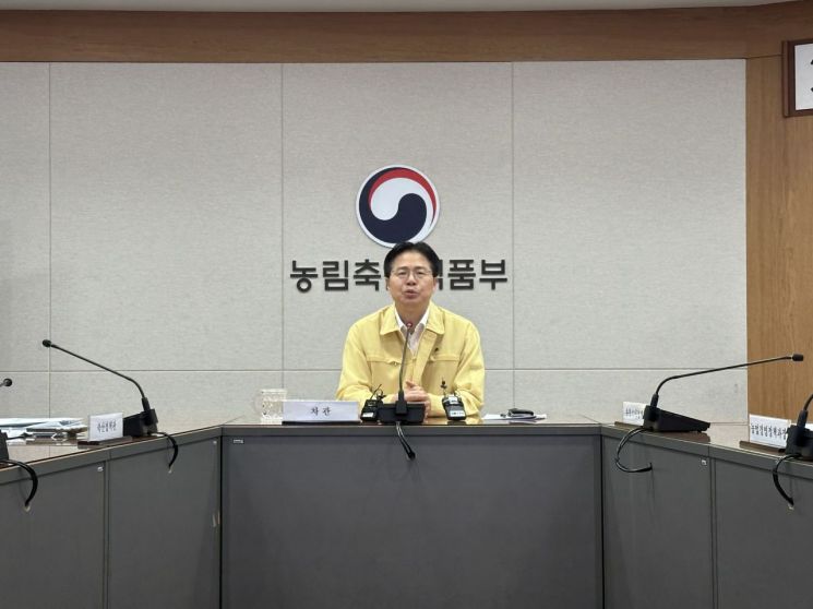 강형석 농식품부 차관이 4일 농업재해대책상황실에서 '농업분야 폭염 예방대책 점검회의'를 주재하고 있다.(사진제공= 농식품부)