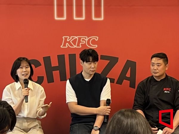 3일 KFC 건대입구점에서 백민정 KFC코리아 마케팅총괄(CMO) 이사, 최현석 셰프, 전영욱 KFC코리아 R&D센터 팀장이 켄치짜를 소개하고 있다. 한예주 기자