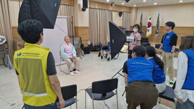 경북대 학생들, 유공자 장수사진 촬영 봉사… “감사 마음 카메라에 담았습니다”