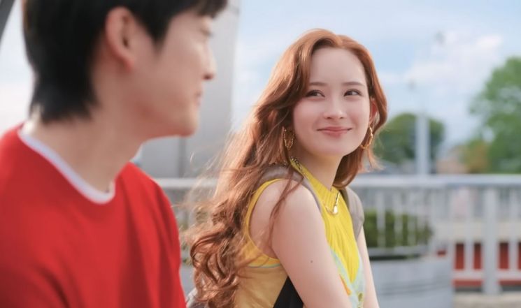 일본 국민 애니메이션 '짱구는 못말려'가 실사 영상으로 재탄생해 화제다. 사진은 실사화된 짱아 모습. 일본 코카콜라 유튜브 채널