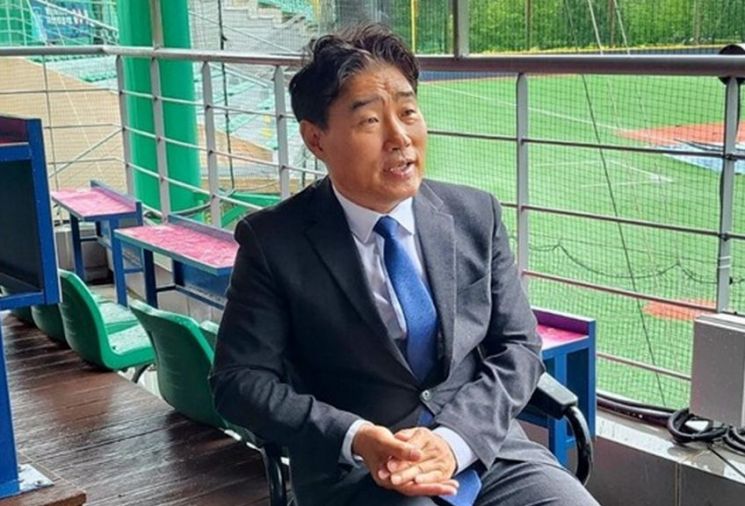 고양시 대화동 소재 고양 히어로즈의 홈구장을 찾은 김운남 고양시의회 의장. 한스타미디어