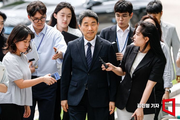 이주호 사회부총리 겸 교육부 장관이 4일 서울 서초구 서울고등검찰청에 마련된 내란 특검 사무실에 조사를 받기 위해 출석하고 있다. 2025.7.4. 강진형 기자