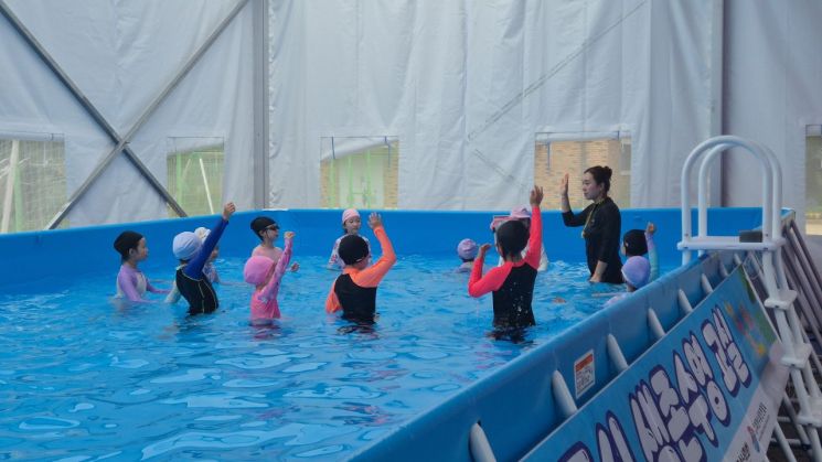 충남교육청, '이동형 수영장' 도입…초등생 생존수영 교육