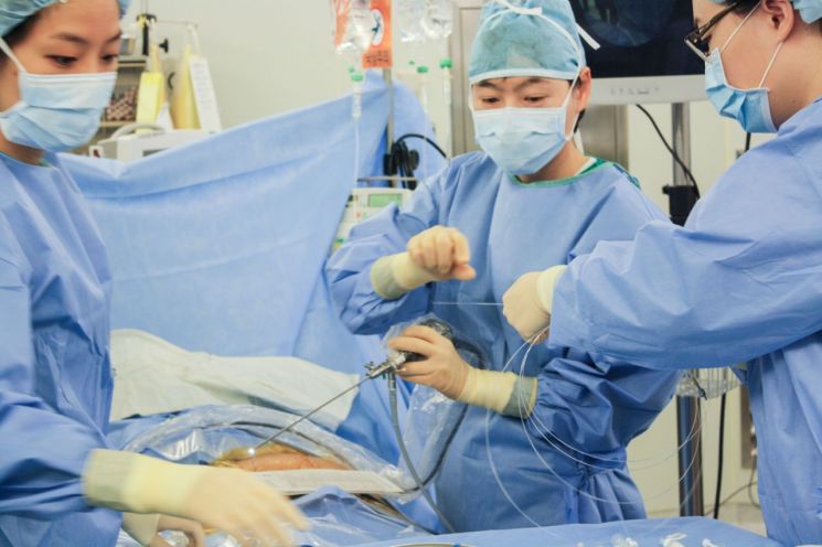 원혜성 교수(사진 가운데)가 쌍태아 수혈증후군 치료를 위해 태아내시경 수술을 시행하고 있다. 사진 = 서울아산병원