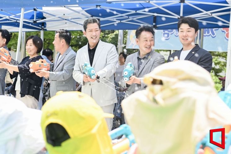김장호 시장이 사곡 물꽃공원에서 지역 시의원과 물총행사를 선보이고 있다.