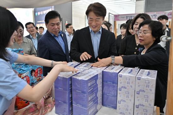 김이강 광주 서구청장이 4일 서구청 1층에서 열린 'MBTI 기부챌린지 바자회'에서 직원기부물품 부스와 천원국시, 김밥 등 먹거리 부스를 살펴보고 있다. 광주 서구 제공