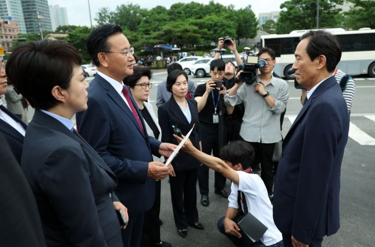 국힘, '특활비 추경' 항의 서한 전달…우상호 "국민께 죄송"
