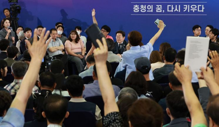 이재명 대통령이 4일 대전컨벤션센터에서 타운홀 미팅 형식으로 진행한 '국민소통 행보 2탄, 충청의 마음을 듣다' 간담회에서 시민들의 질문을 받고 있다. 연합뉴스