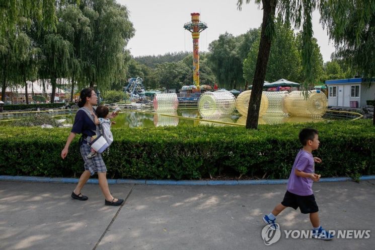 중국 베이징의 한 공원에서 가족들이 산책하고 있다. 연합뉴스