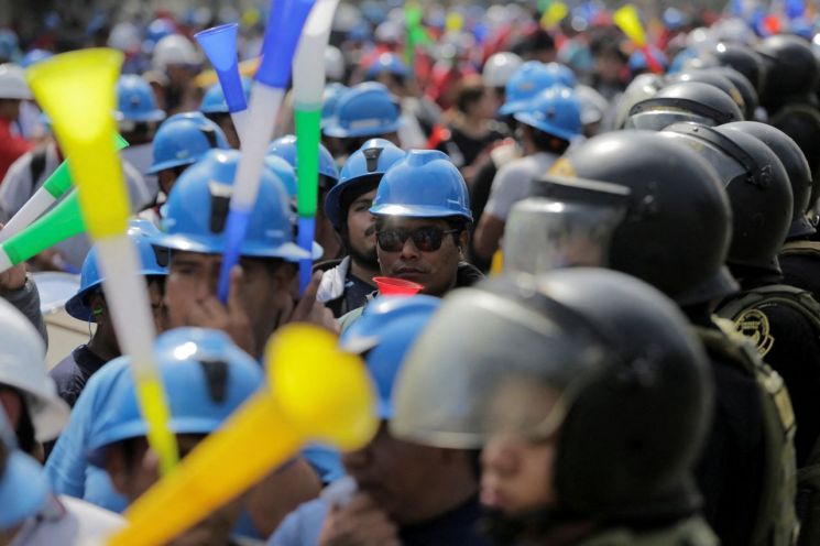'세계 2위 구리 생산국' 페루, 무허가 광부 규제에 반발 격화
