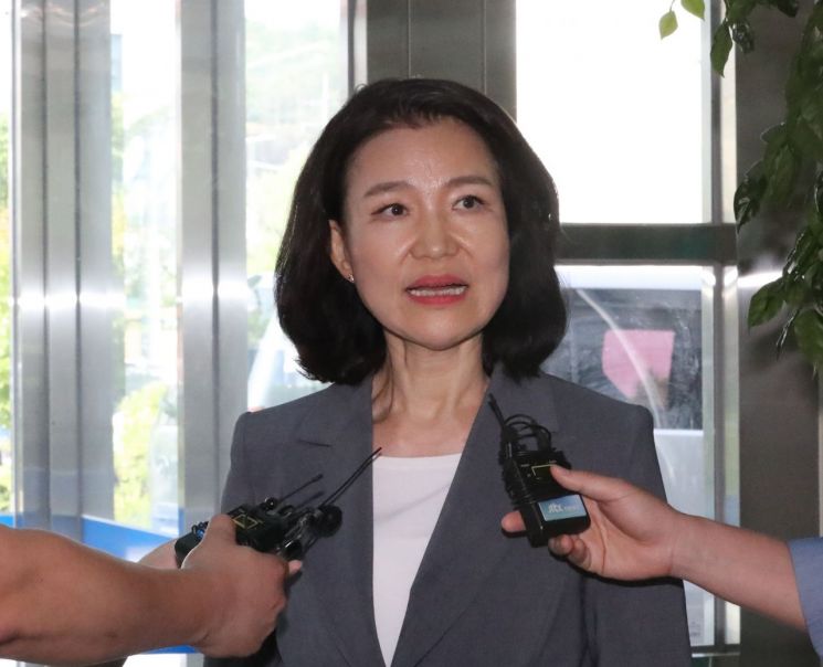 대전MBC 사장 재임 시절 법인카드를 사적으로 유용했다는 의혹을 받는 이진숙 방송통신위원장이 5일 대전 유성경찰서에 출석해 기자들의 질문을 받고 있다. 연합뉴스.