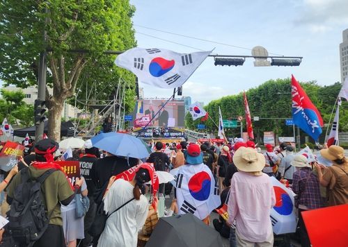 윤석열 전 대통령 지지자들의 서울고검 청사 인근 집회. 연합뉴스.