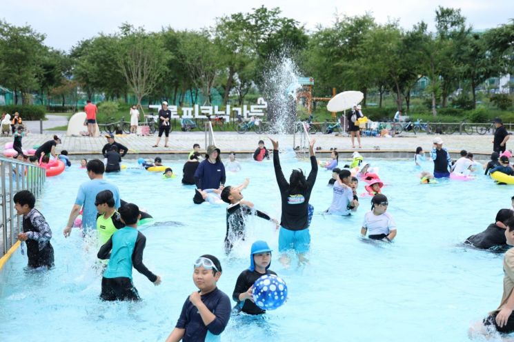 5일 구로구 안양천 물놀이장에서 어린이들이 물놀이를 하며 여름을 즐기고 있다. 구로구 제공.