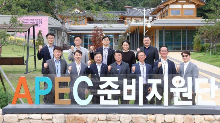 강경성 코트라 사장은 4일 경주를 방문해 APEC 2025 연계 경제행사 준비 현장을 점검했다. 강경성 사장(앞줄 왼쪽 세 번째), 이지형 코트라 부사장 겸 경제통상협력본부장(앞줄 왼쪽 두 번째), 김상철 APEC 준비지원단장(앞줄 왼쪽 네 번째) 등 주요 인사들이 기념 촬영을 하고 있다.