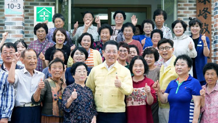 김영록 전라남도지사가 4일 전남도 무더위 쉼터로 지정된 보성 주봉경로당을 방문해 폭염에 따른 피해가 발생하지 않도록 총력 대응해 줄 것을 당부하며, 경로당 이용 어르신의 안부를 직접 살피고 애로 사항을 청취하고 있다. 전남도 제공