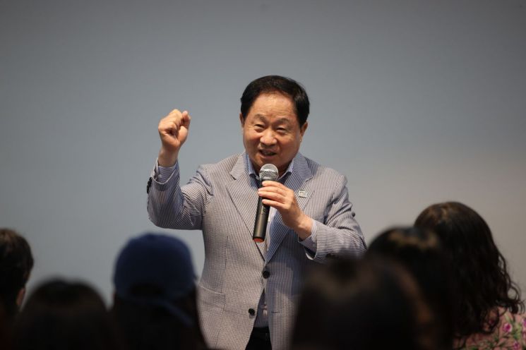 주광덕 남양주시장이 지난 4일 청년창업센터에서 ‘청년어학당’ 프로그램의 첫걸음을 알리는 오리엔테이션에서 인사말을 하고 있다. 남양주시 제공