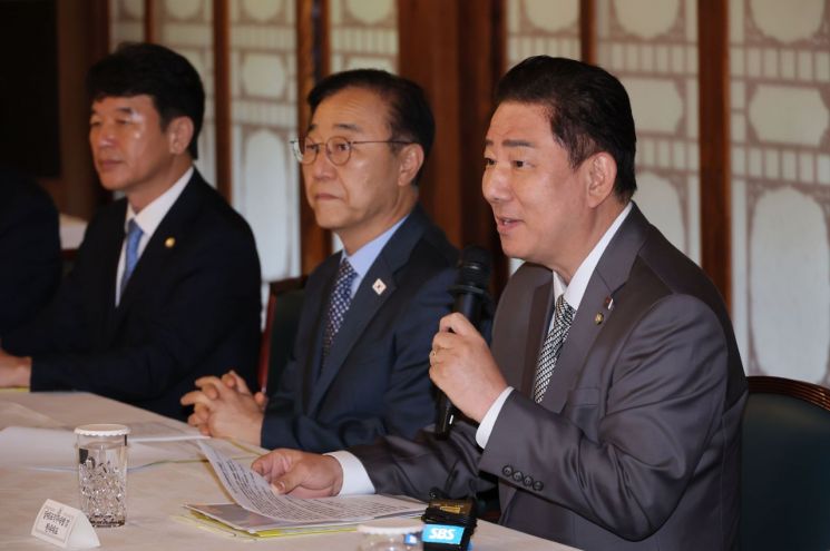 발언하는 민주당 김병기 대표 직무대행 겸 원내대표 (서울=연합뉴스) 이정훈 기자 = 더불어민주당 김병기 대표 직무대행 겸 원내대표가 6일 서울 종로구 삼청동 총리공관에서 열린 고위당정협의회에서 발언하고 있다. 2025.7.6 uwg806@yna.co.kr(끝)<저작권자(c) 연합뉴스, 무단 전재-재배포, AI 학습 및 활용 금지>