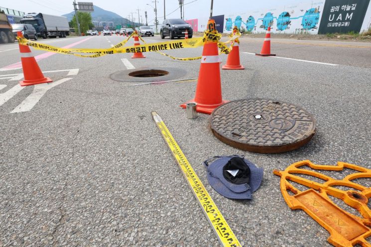 인천 맨홀서 작업자 1명 심정지·1명 실종 (인천=연합뉴스) 임순석 기자 = 6일 40대 남성 1명이 심정지 상태로 구조되고 50대 남성 1명이 실종된 인천 계양구 병방동 맨홀 옆에 모자와 작업 도구가 놓여 있다. 2025.7.6 soonseok02@yna.co.kr(끝)<저작권자(c) 연합뉴스, 무단 전재-재배포, AI 학습 및 활용 금지>