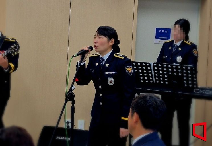 박소정 순경이 최근 열린 경기 남양주북부경찰서 상반기 정년퇴임식 행사에서 노래를 부르고 있는 모습. 본인 제공