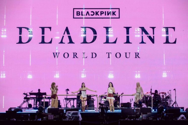 블랙핑크 멤버들이 5일 경기 고양시 일산서구 고양종합운동장 주경기장에서 열린 '블랙핑크 월드 투어 데드라인 인 고양'(BLACKPINK WORLD TOUR  IN GOYANG)에 올라 팬들에게 인사하고 있다. YG엔터테인먼트