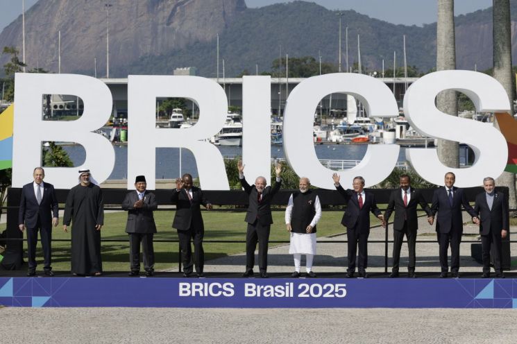 6일(현지시간) 브라질 리우데자네이루에서 열린 제17차 브릭스(BRICS) 정상회의에 참석한 각국 정상들이 기념촬영을 하고 있다. EPA연합뉴스