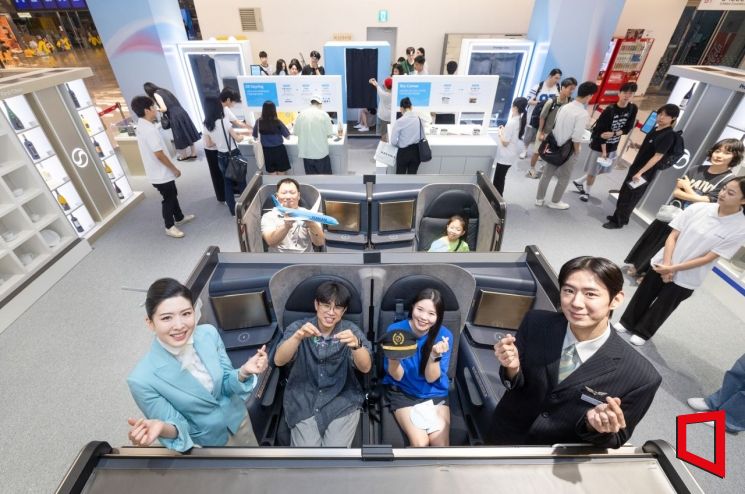 대한항공은 새로운 기업이미지(CI)를 컨셉트로 고객 참여형 팝업스토어 '브랜드 뉴 KE 인 서울'을 운영한다고 7일 밝혔다. 대한항공