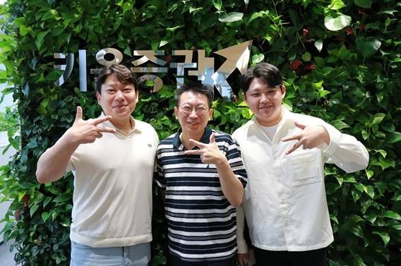 키움증권 걸음 기부 캠페인 ‘키움과맑음 시즌2’에 참여해 6월 한달 동안 가장 많은 걸음 기부한 직원들이 기념촬영을 하고 있다. 왼쪽부터 이지수 플랫폼전략팀 차장, 임상옥 자금불공정세탁방지팀 팀장, 이건우 기업금융1팀 사원. 사진제공=키움증권.