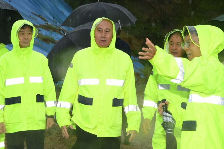 박형덕 동두천시장이 태풍 대비 안전 상황을 점검하고 있다. 동두천시 제공