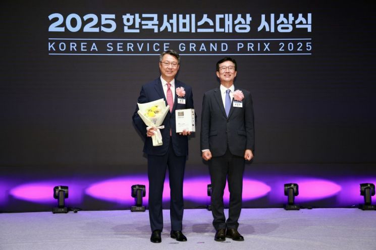 백현 롯데관광개발 대표이사 사장(왼쪽)이 지난 4일 서울 소공동 롯데호텔에서 열린 '2025 한국서비스대상'에서 최고경영자상을 수상한 뒤 문동민 한국표준협회 회장과 기념촬영하고 있다. 롯데관광개발 제공