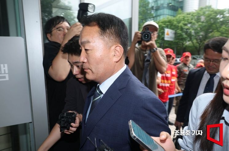 김계환 전 해병대사령관이 7일 서울 서초구 서초한샘빌딩에 마련된 순직해병 특별검사 사무실에 출석하고 있다. 2025.7.7 조용준 기자