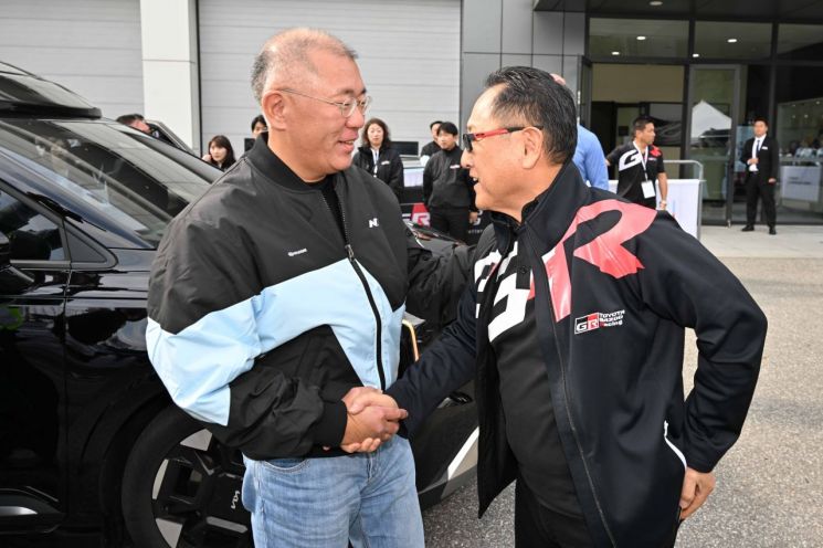 정의선 현대차그룹 회장(사진 왼쪽)과 도요다 아키오 도요타자동차그룹 회장이 지난해 10월 경기도 용인에서 열린 '현대 N x 토요타 가주 레이싱 페스티벌' 행사에서 반갑게 악수를 하고 있다. 현대차그룹 제공