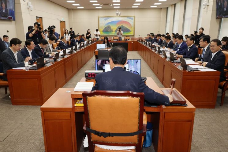 국민의힘 소속 윤한홍 정무위원장이 3일 국회 정무위 전체회의에서 권오을 국가보훈부 장관 후보자에 대한 인사청문회 실시계획서 채택의 건 등 안건을 상정하고 있다. 연합뉴스