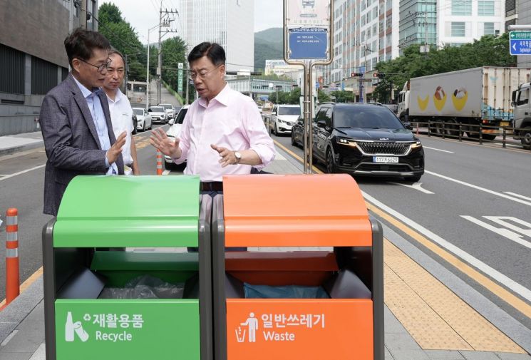 신상진 성남시장이 지난 6월 27일 거리에 설치한 쓰레기통에 대한 점검을 벌이고 있다. 성남시 제공