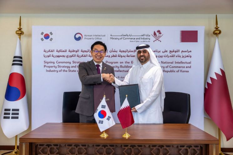6일(현지 시간) 김완기 특허청장(왼쪽)이 모하메드 빈 하산 알 마키 카타르 통상산업부 차관(오른쪽)과 ‘국가지식재산전략 수립 및 역량 강화에 관한 전략적 파트너십 프로그램’을 체결 한 후 기념촬영을 하고 있다. 특허청 제공