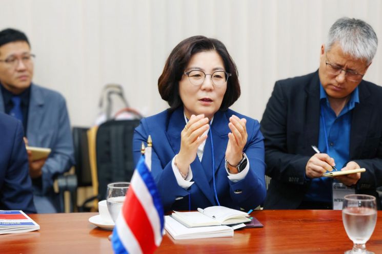 코스타리카를 방문한 김보라 안성시장이 현지 정부 관계자와 지속가능발전 및 사회적경제 정책 방안에 대해 논의하고 있다. 안성시 제공