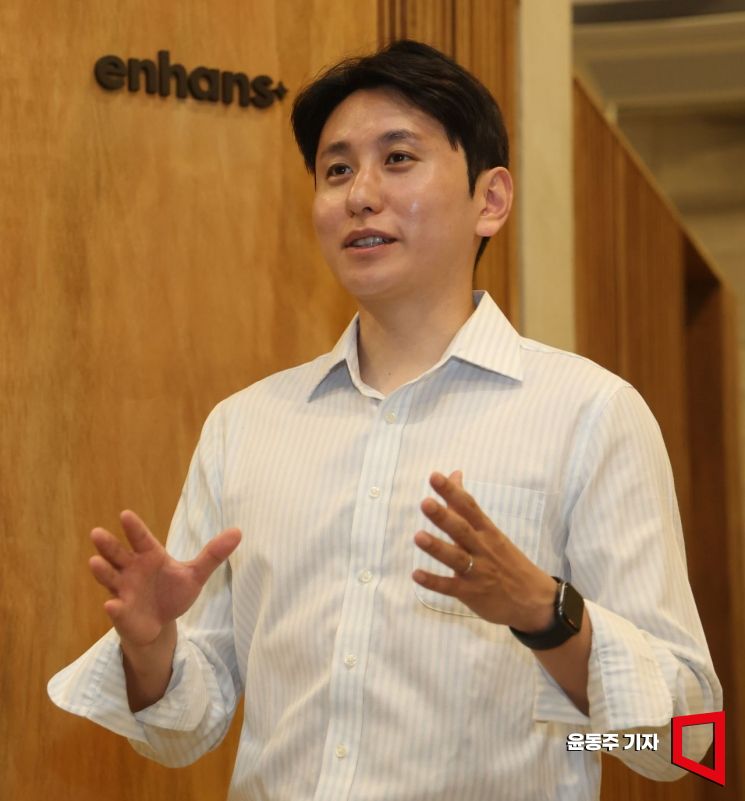 이승현 인핸스 대표가 아시아경제와 인터뷰를 마친 후 포즈를 취하고 있다. 윤동주 기자
