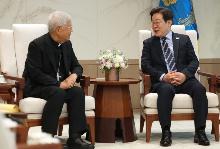 유흥식 추기경 접견한 李대통령 "교황 訪韓 길에 북한도 들러보시면 어떨까 생각"