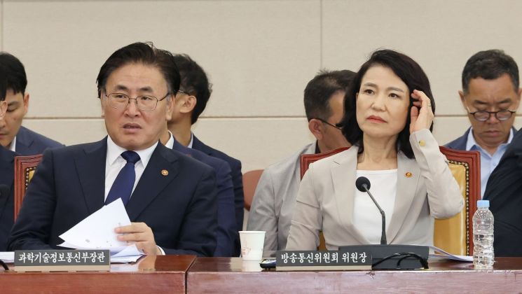 유상임 과학기술정보통신부 장관(왼쪽)과 이진숙 방송통신위원회 위원장이 7일 서울 여의도 국회에서 열린 과학기술정보방송통신위원회 전체회의에 자리하고 있다. 연합뉴스