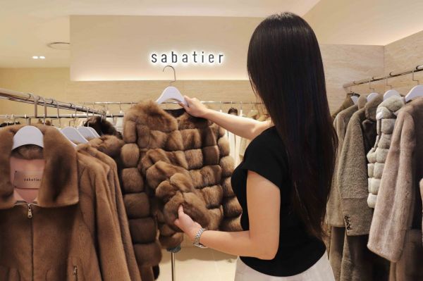 신세계 에스테이트(본점 신관) 3층 사바티에 모피 매장에서 모피를 쇼핑하고 있는 고객 모습. 신세계백화점 제공.
