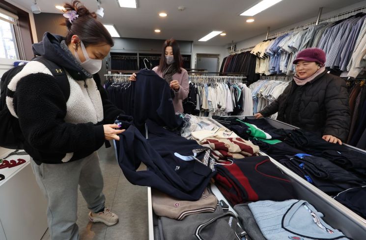 지원금 30만원인데 다 합치면 60만원 훌쩍…정부 "정장형 아닌 편한 교복 전환"