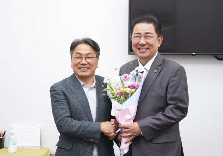 강기정 광주시장이 7일 여의도 국회에서 김병기 더불어민주당 당대표 직무대행 겸 원내대표를 방문해 광주발전 10대 프로젝트 국정과제 반영 지원을 건의했다. 광주시 제공