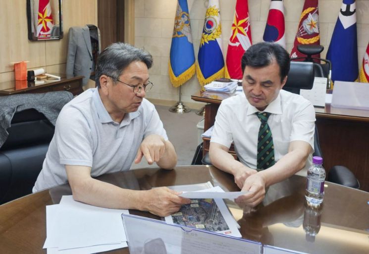 강기정 광주시장이 7일 국방부 청사에서 안규백 국방부 장관 후보자를 찾아 민·군 통합공항 이전에 대해 논의하고 있다. 광주시 제공