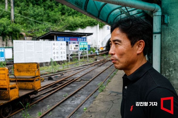 김찬성 대한석탄공사 도계광업소 전 과장이 2025년 6월 30일 폐광한 강원도 삼척시 대한석탄공사 도계광업소에서 지난 7일 인터뷰 하고 있다. 강진형 기자